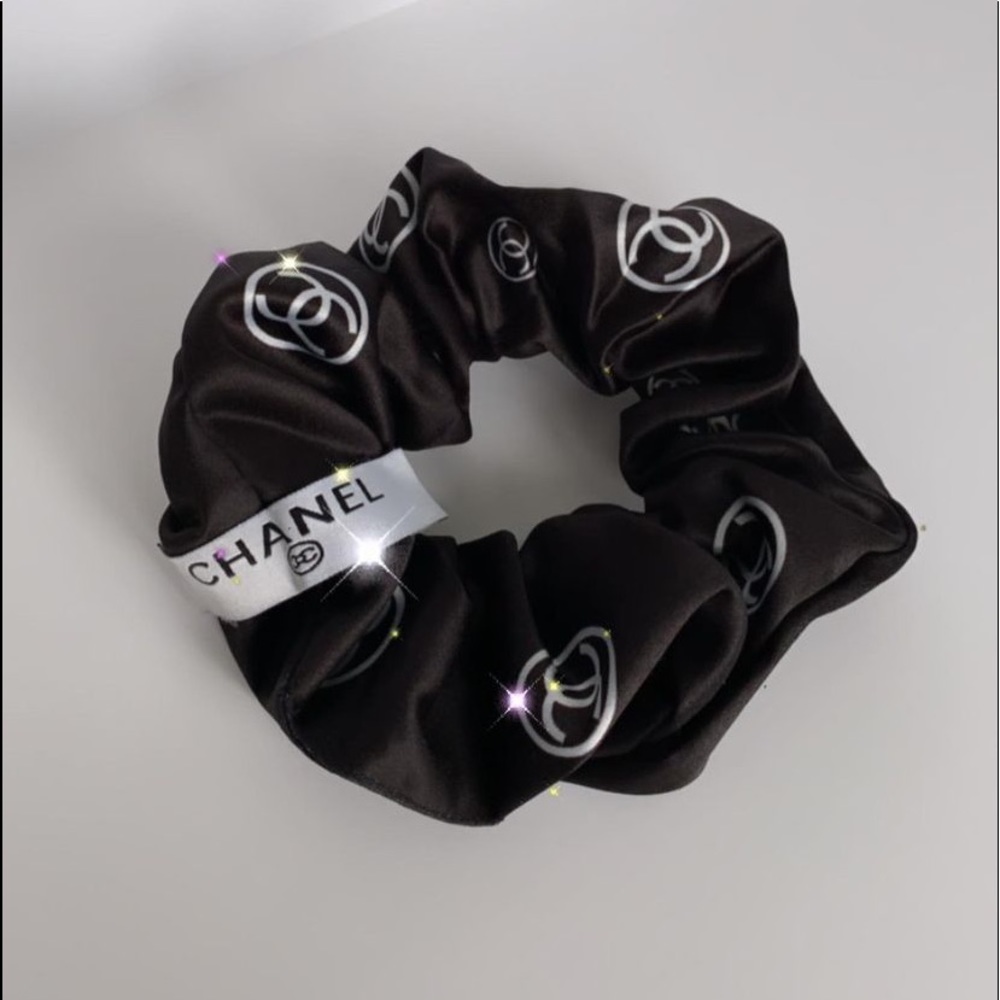 CC - - Chanel scrunchie